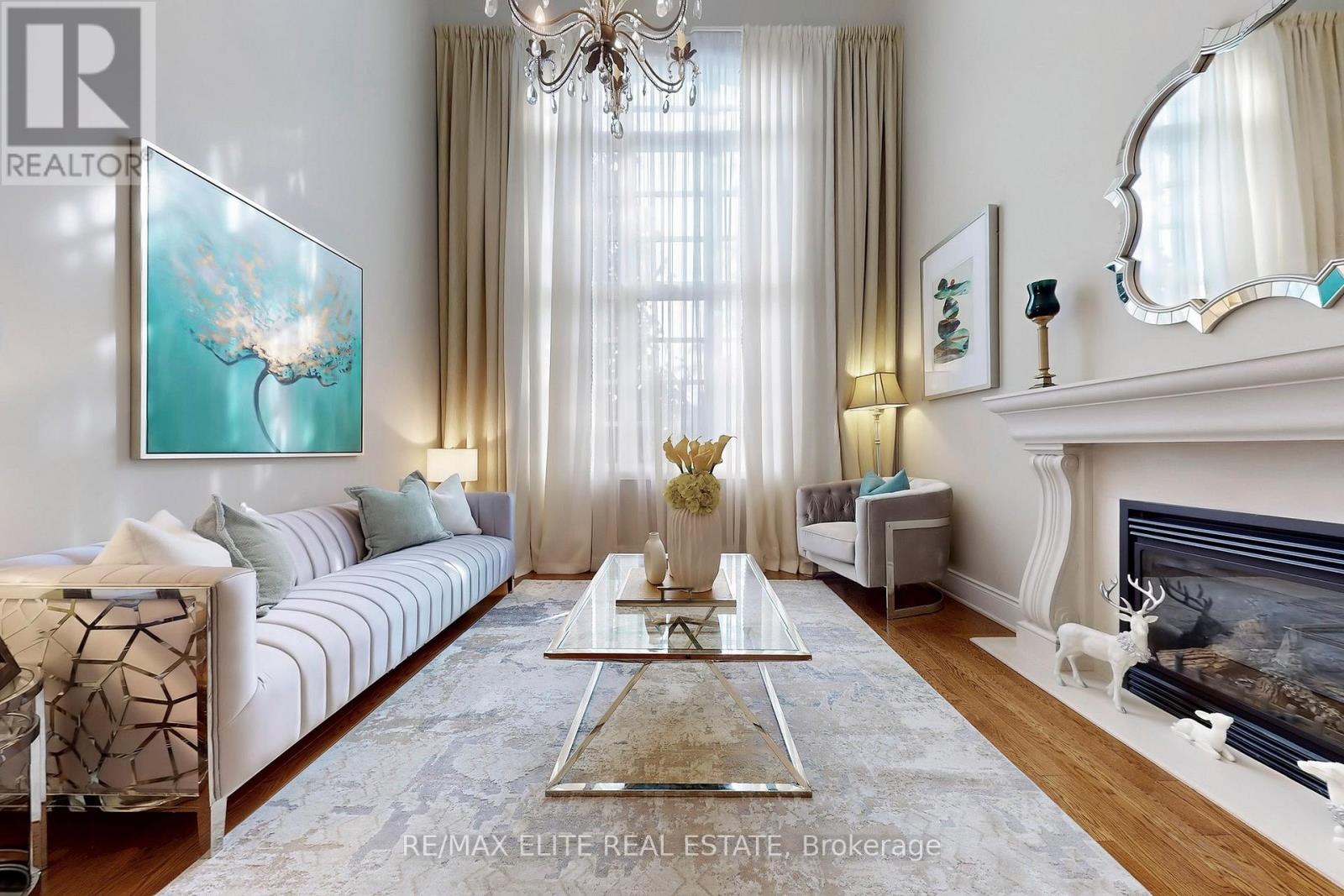 Photo 16 of 59 Carisbrooke Circle, Aurora ON
