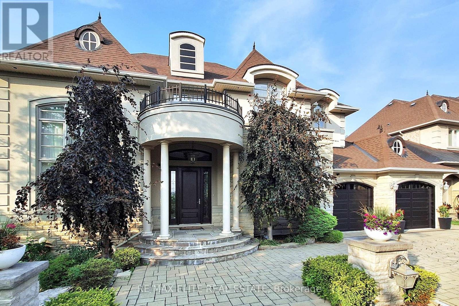 Photo 2 of 59 Carisbrooke Circle, Aurora ON