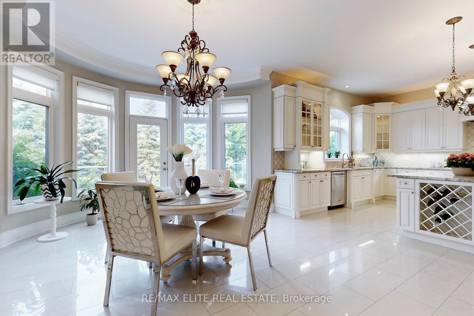 Photo 21 of 59 Carisbrooke Circle, Aurora ON