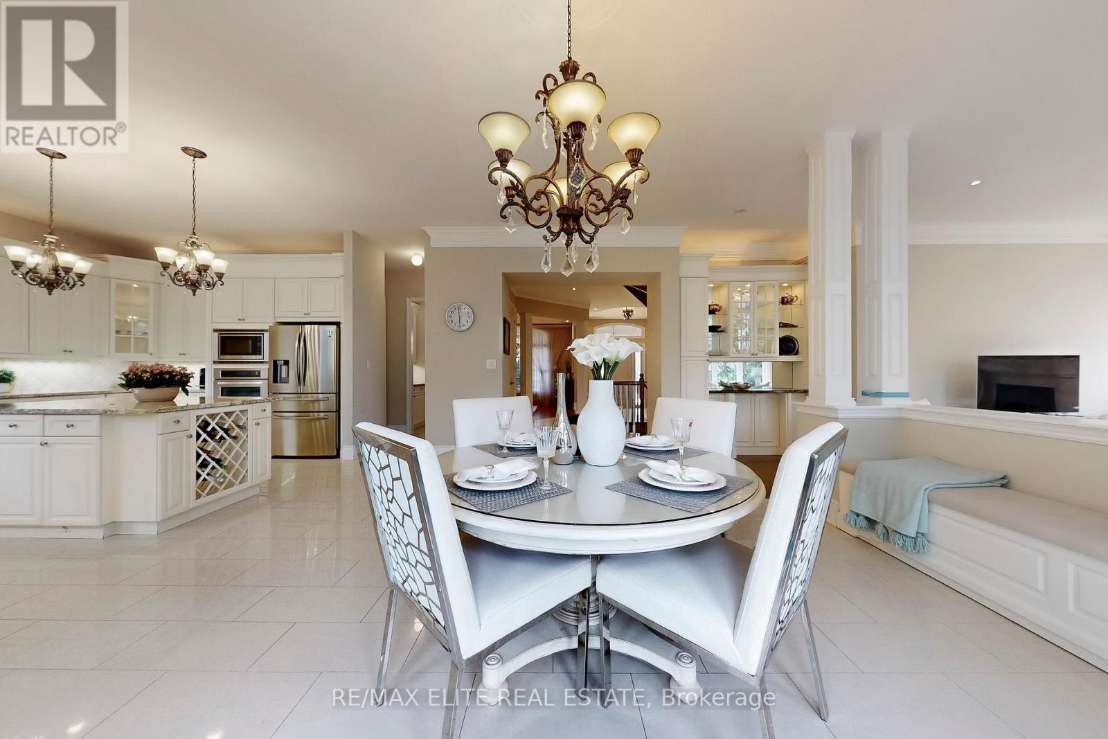 Photo 23 of 59 Carisbrooke Circle, Aurora ON