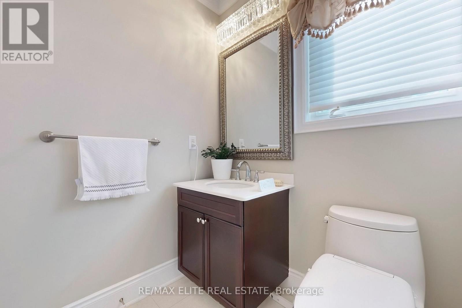 Photo 26 of 59 Carisbrooke Circle, Aurora ON