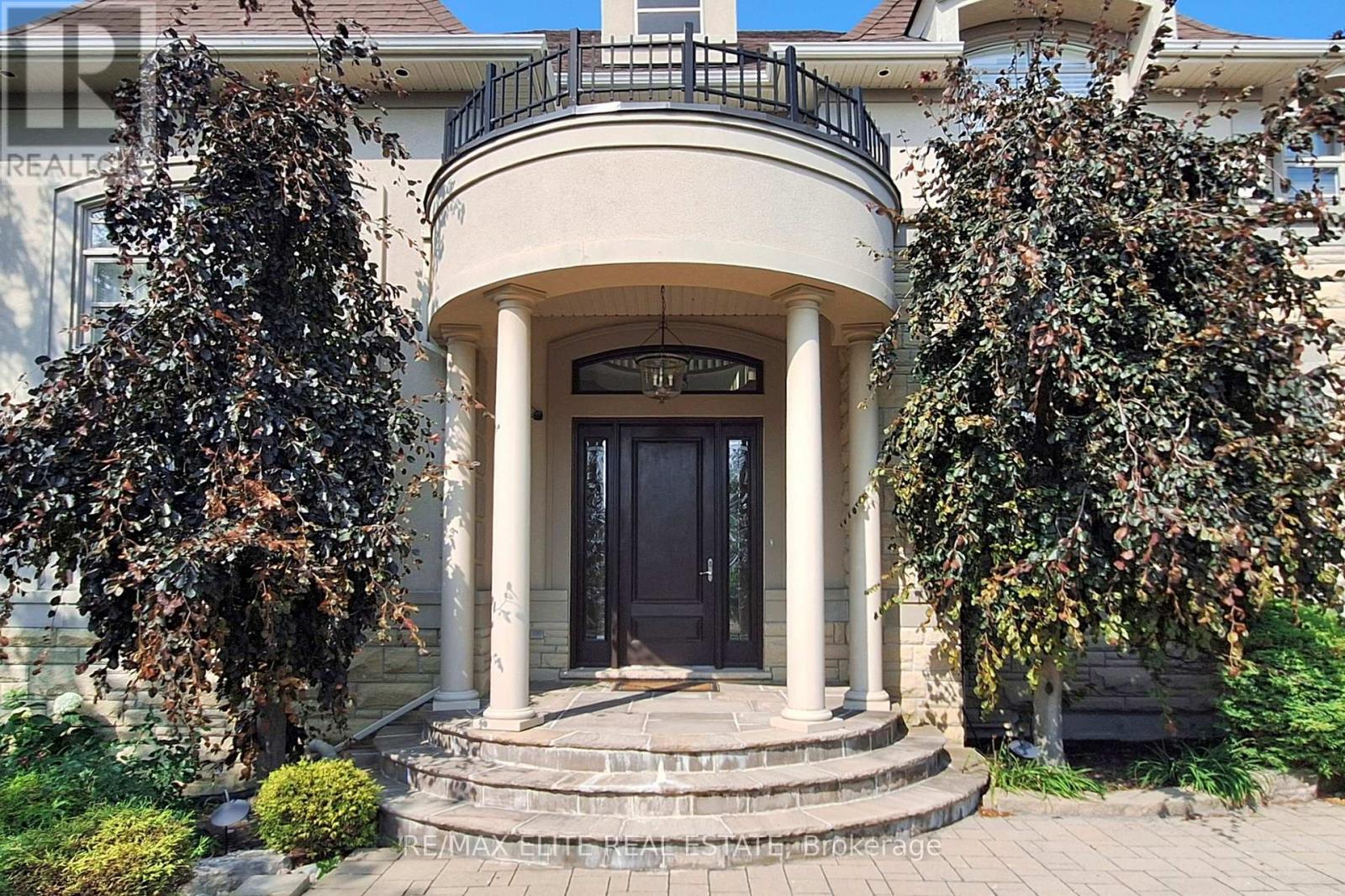 Photo 3 of 59 Carisbrooke Circle, Aurora ON