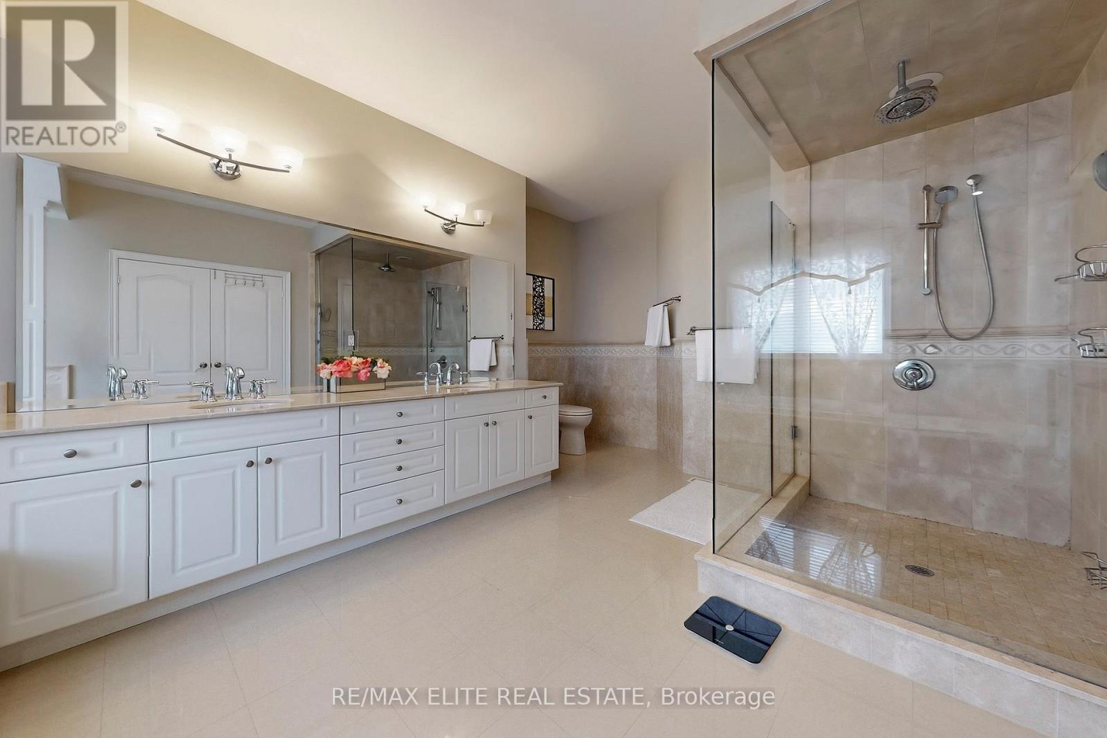Photo 38 of 59 Carisbrooke Circle, Aurora ON
