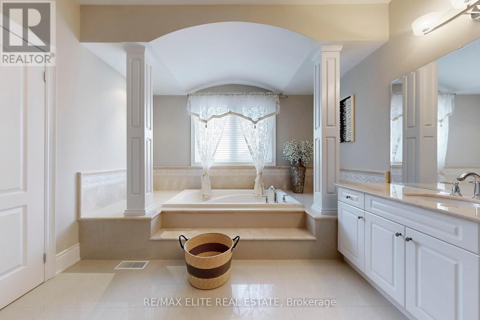 Photo 39 of 59 Carisbrooke Circle, Aurora ON