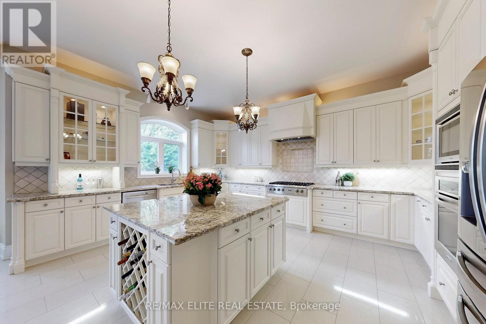 Photo 4 of 59 Carisbrooke Circle, Aurora ON