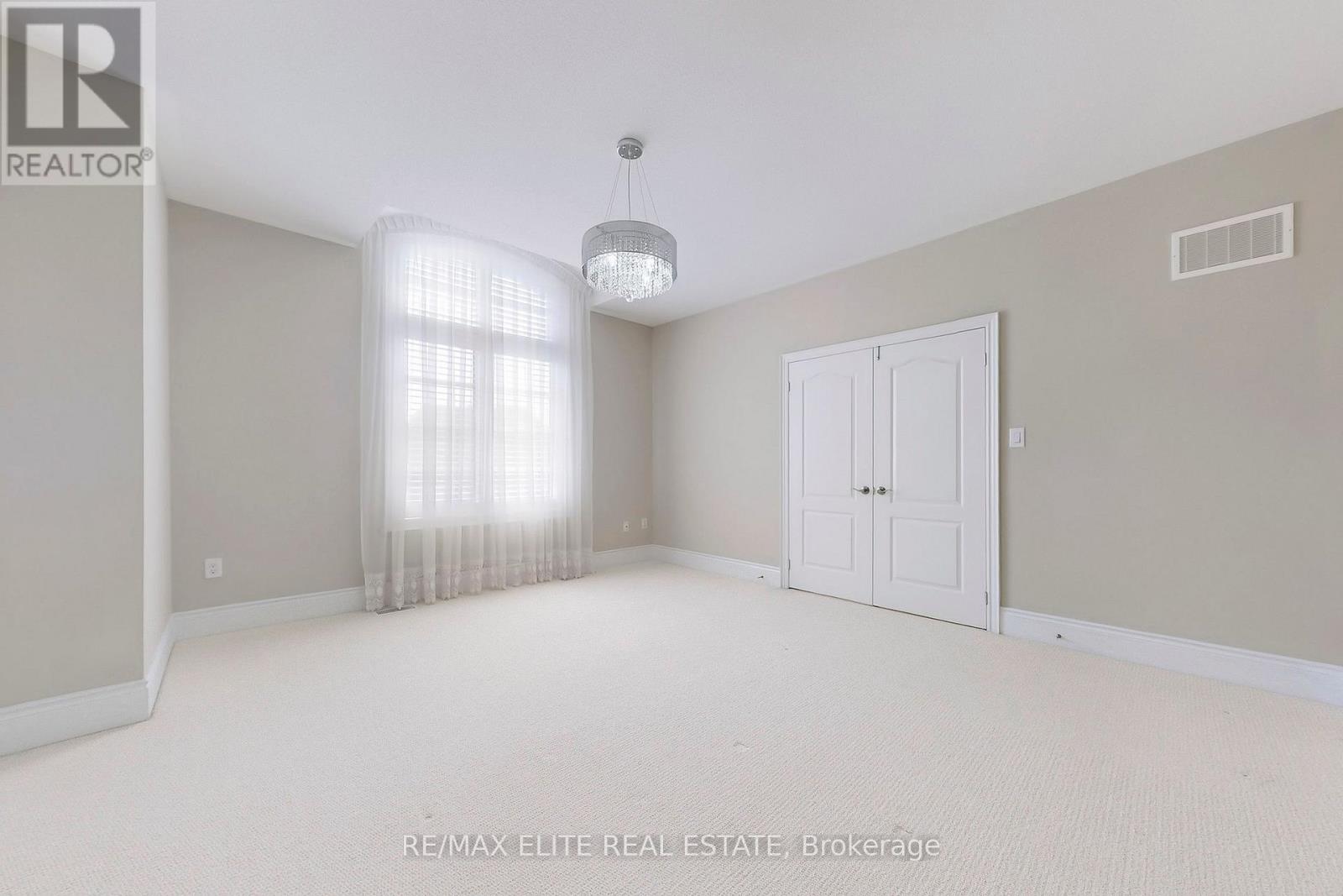 Photo 40 of 59 Carisbrooke Circle, Aurora ON