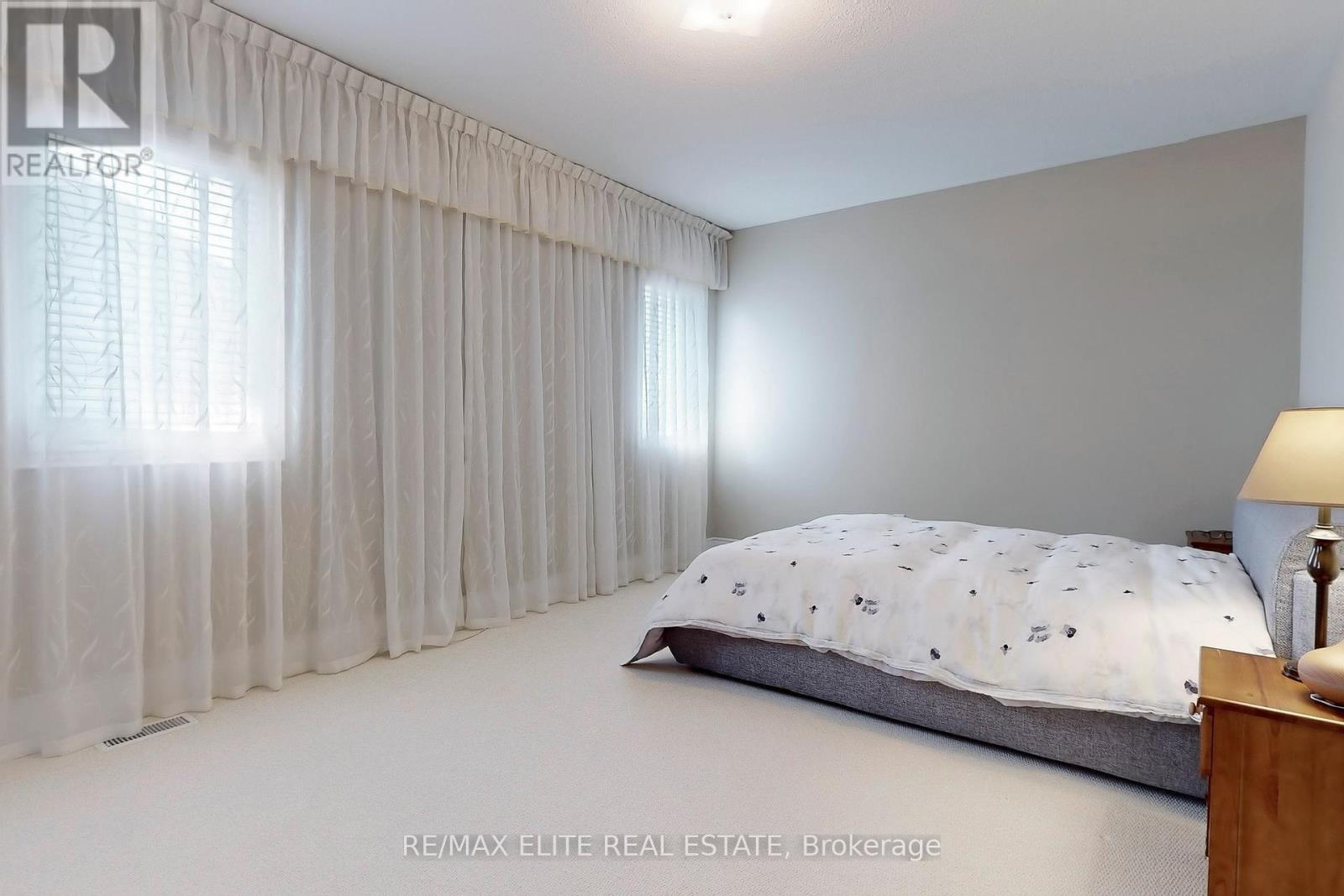 Photo 43 of 59 Carisbrooke Circle, Aurora ON