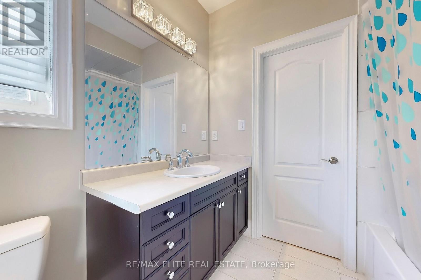 Photo 47 of 59 Carisbrooke Circle, Aurora ON