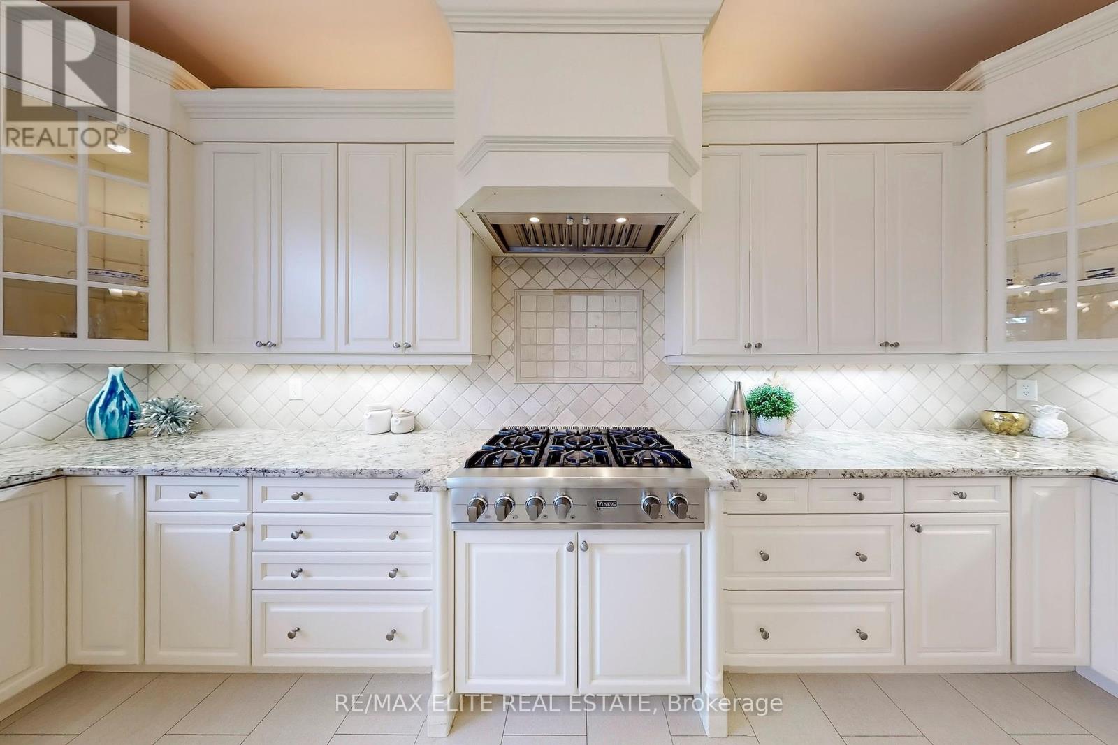 Photo 6 of 59 Carisbrooke Circle, Aurora ON