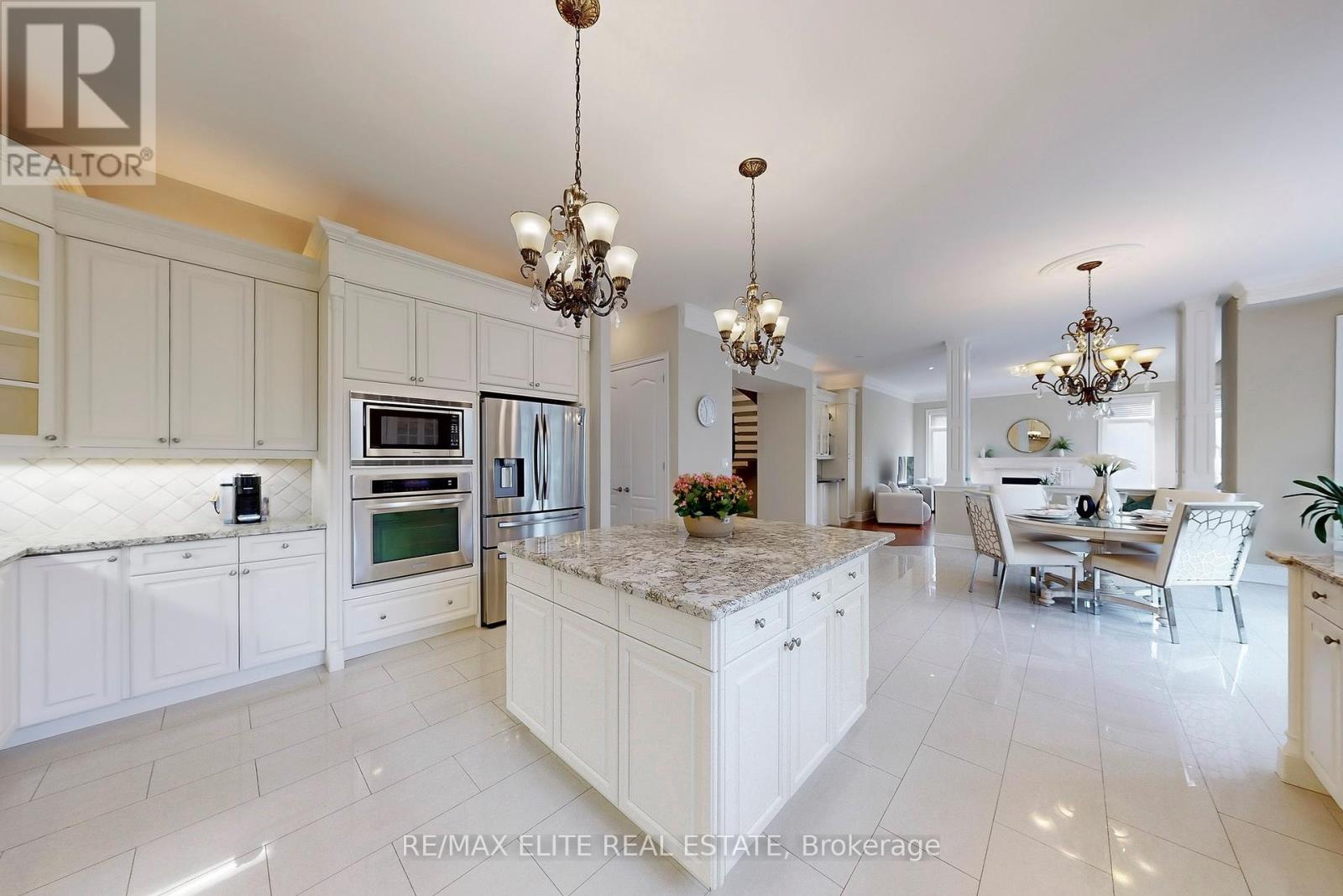 Photo 7 of 59 Carisbrooke Circle, Aurora ON