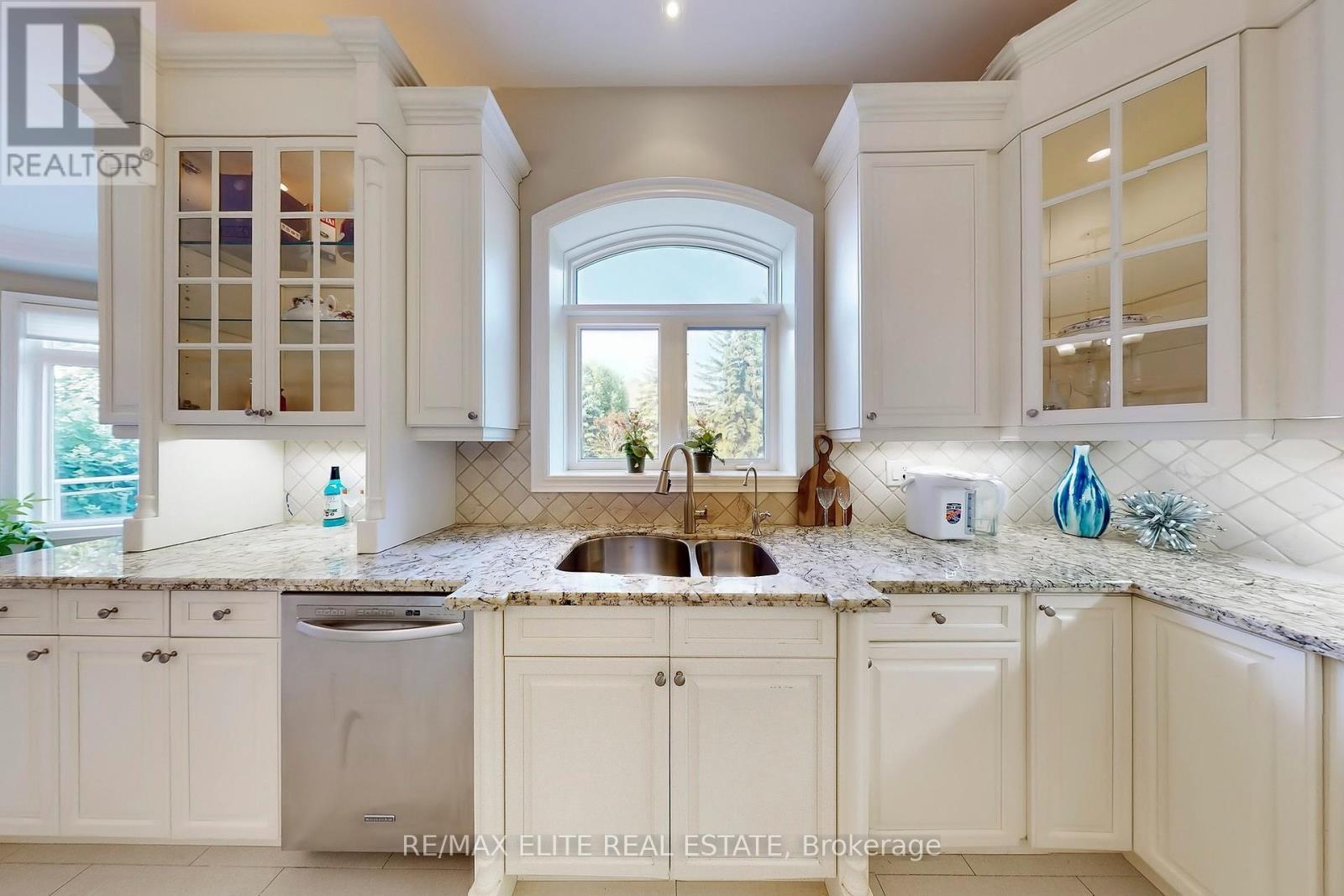 Photo 8 of 59 Carisbrooke Circle, Aurora ON