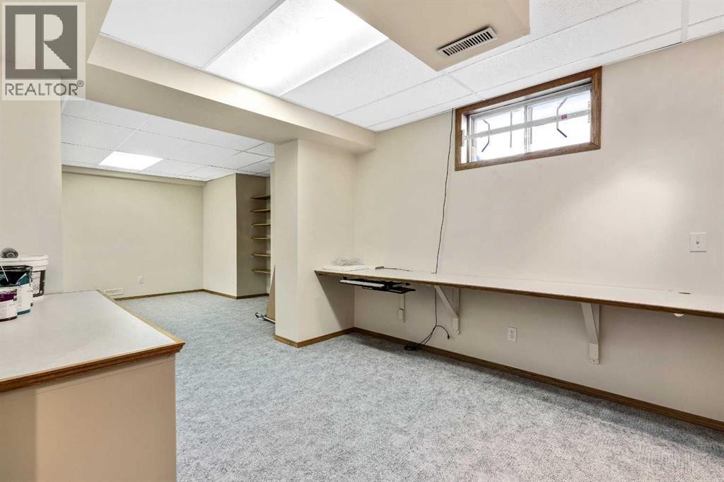 Single Family House for Sale in  Somerset Close SW Somerset Calgary 