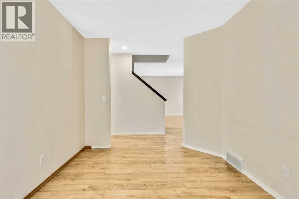 Single Family House for Sale in  Somerset Close SW Somerset Calgary 