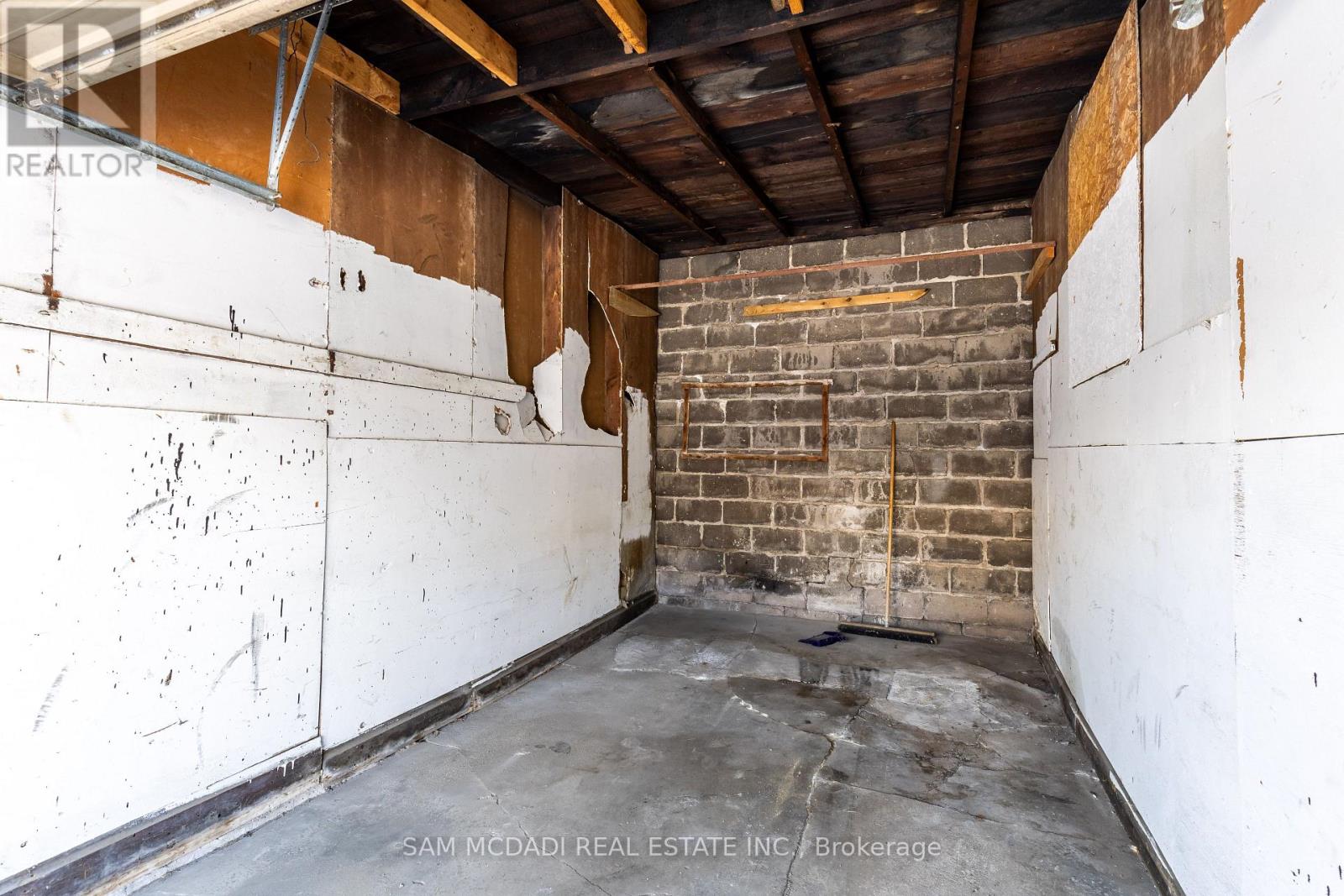 Photo 4 of 107 Robert Street, Hamilton ON