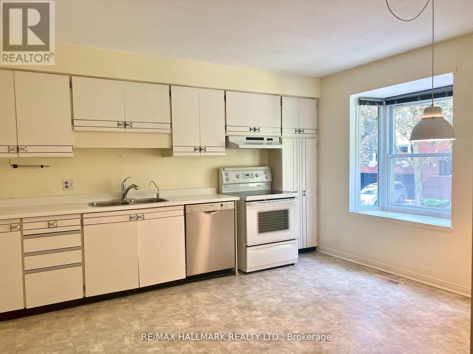 Photo 3 of 1 Red Maple Court, Toronto ON