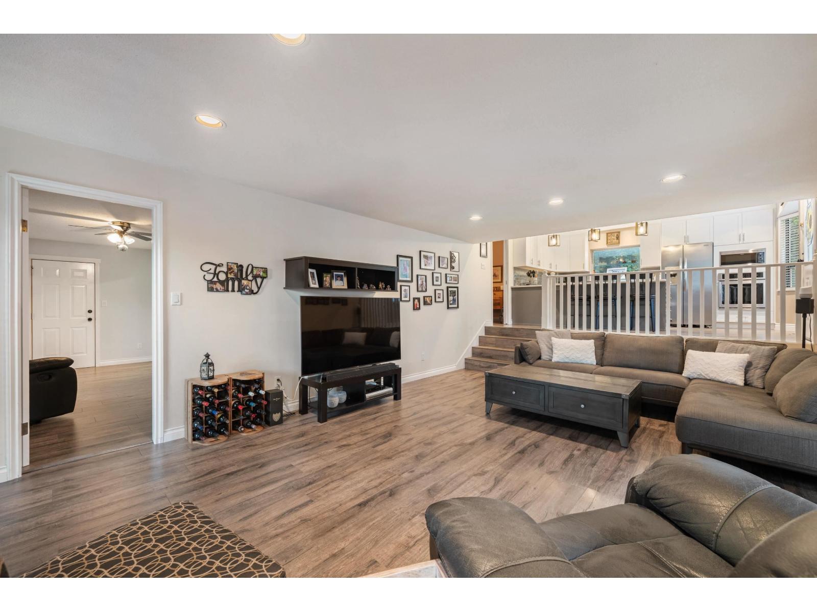 Photo 4 of 19908 51 Avenue, Langley BC