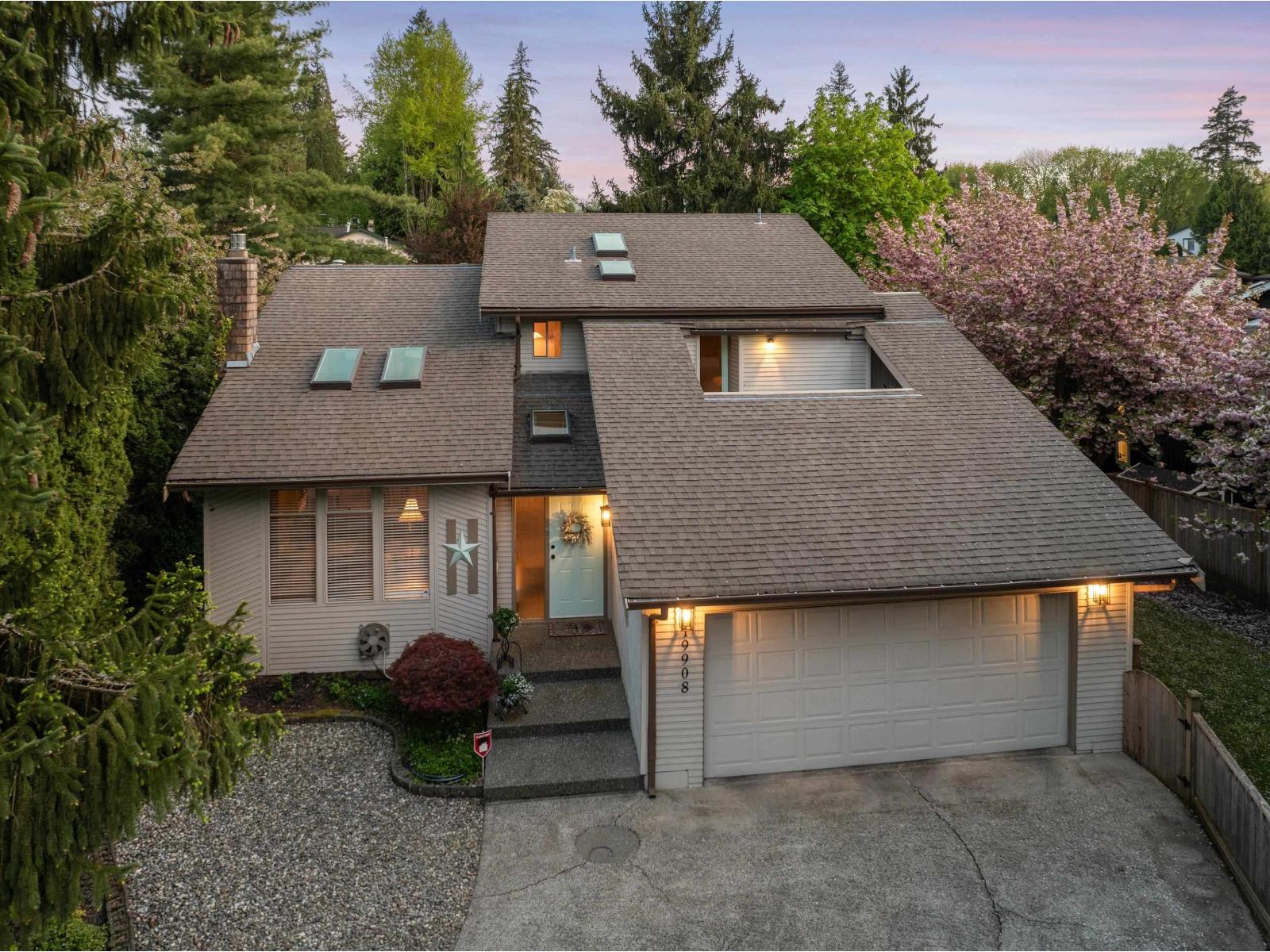 Photo 5 of 19908 51 Avenue, Langley BC