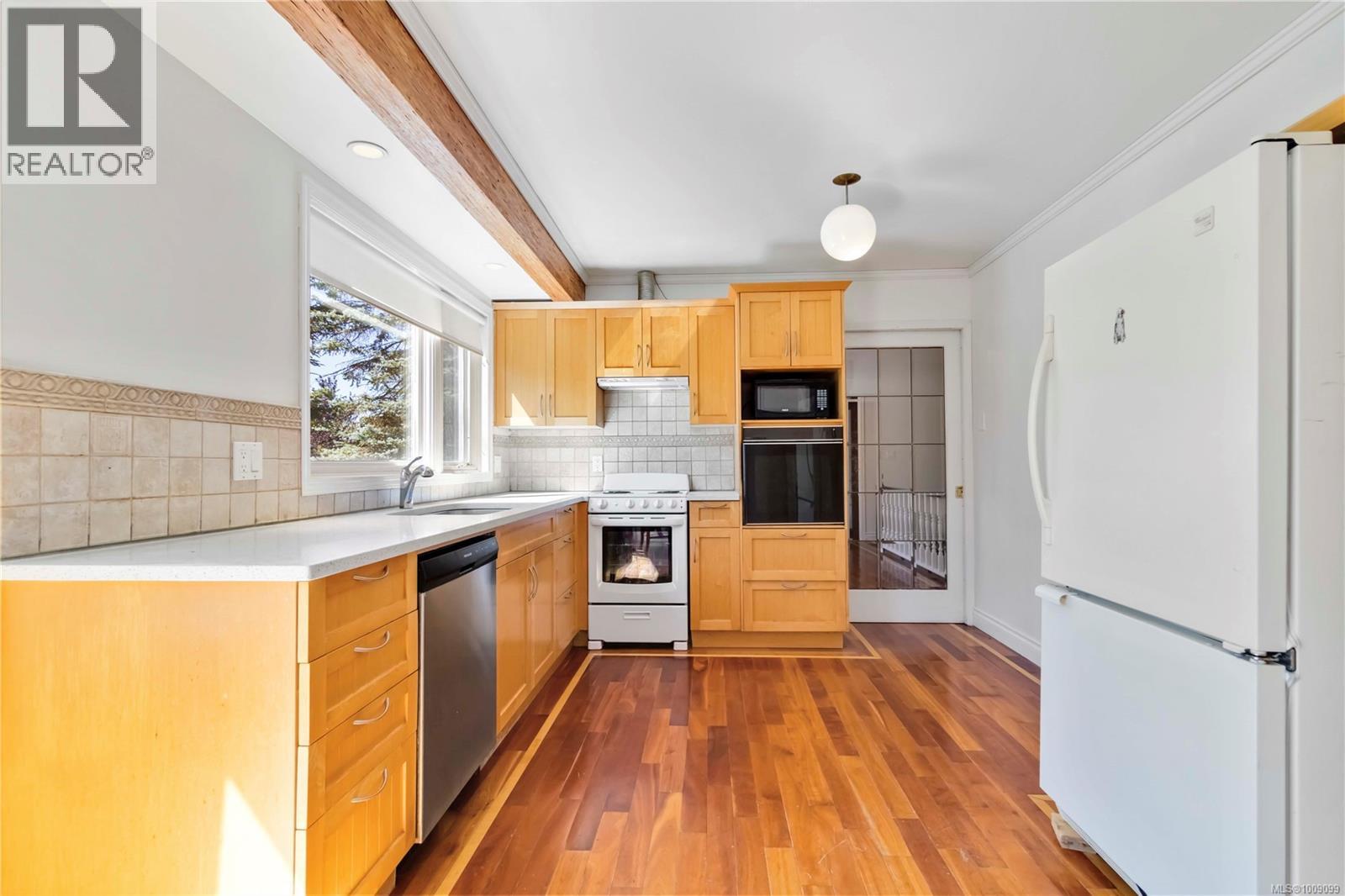 Photo 17 of 1748 Llandaff Pl, Saanich BC