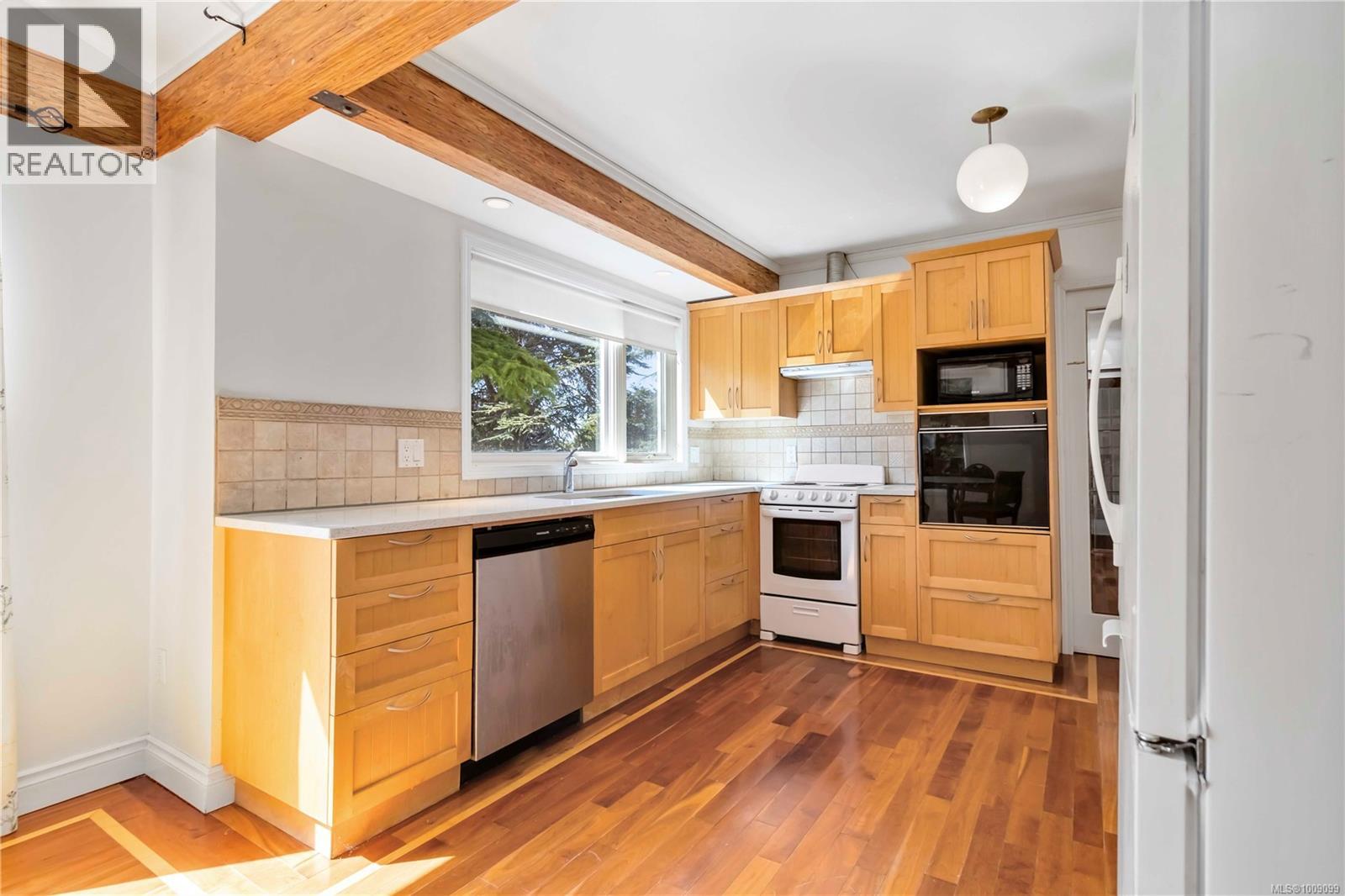 Photo 18 of 1748 Llandaff Pl, Saanich BC