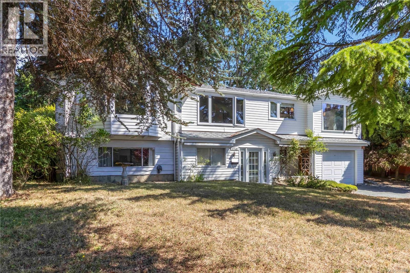 Photo 2 of 1748 Llandaff Pl, Saanich BC