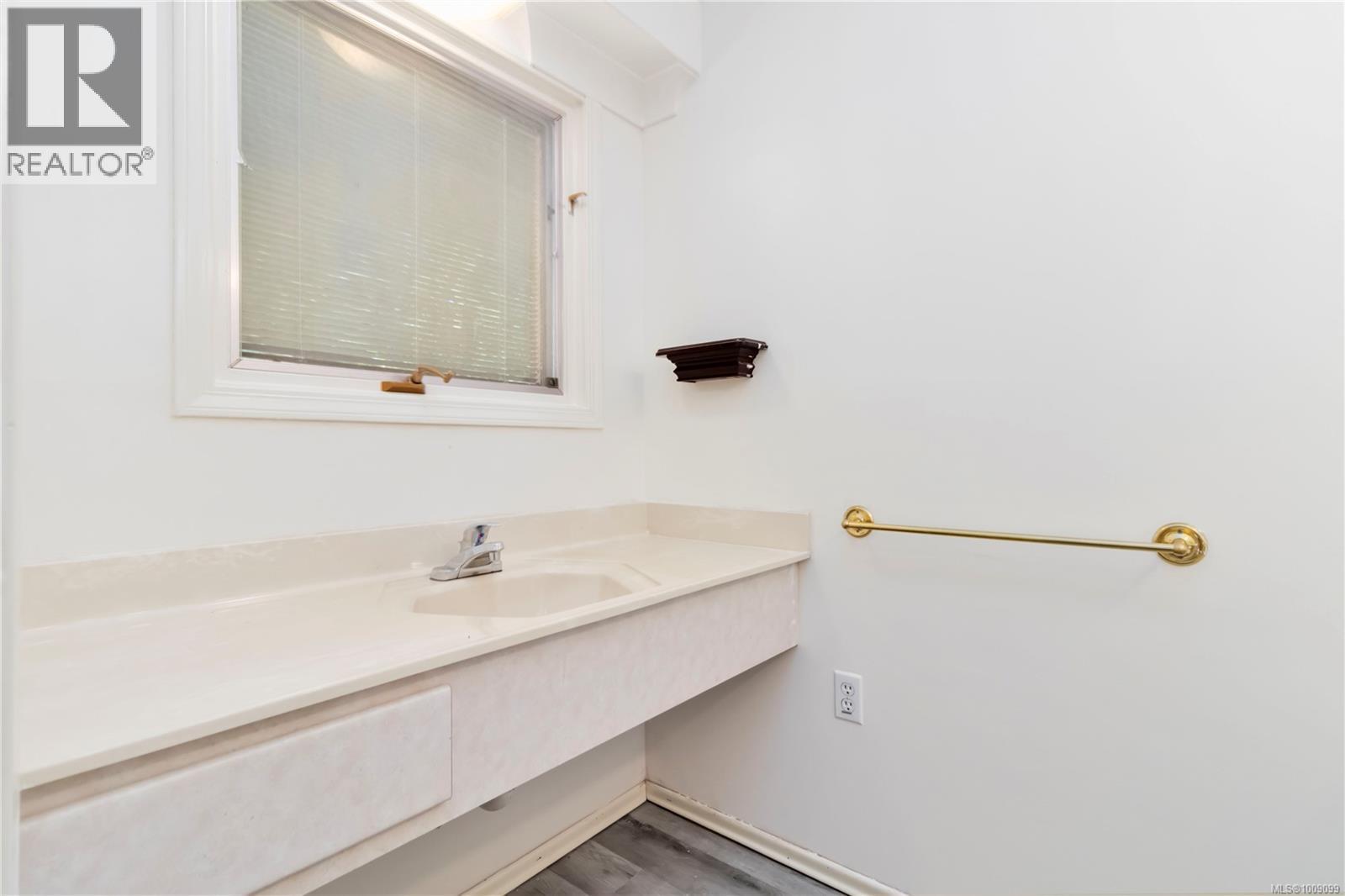 Photo 24 of 1748 Llandaff Pl, Saanich BC