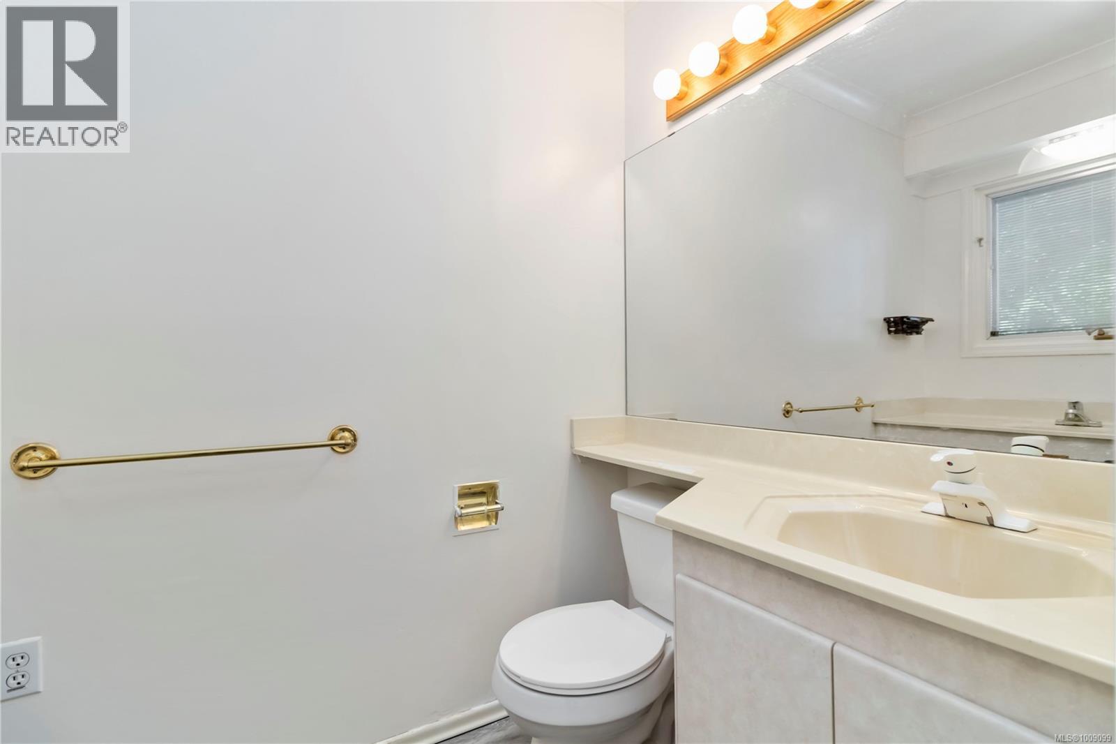 Photo 25 of 1748 Llandaff Pl, Saanich BC