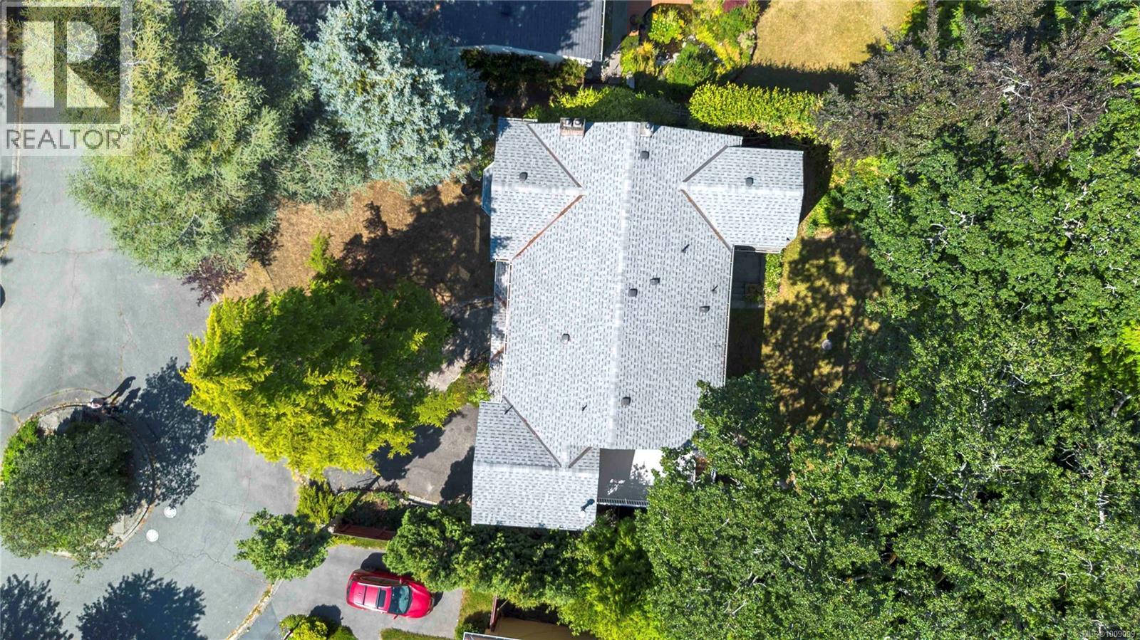 Photo 3 of 1748 Llandaff Pl, Saanich BC