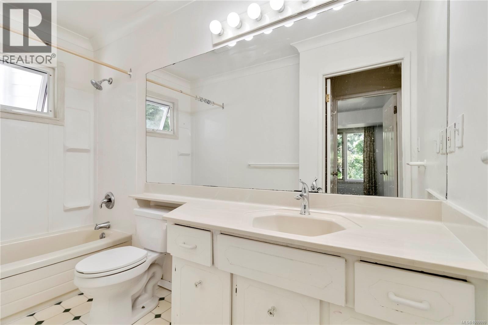 Photo 30 of 1748 Llandaff Pl, Saanich BC