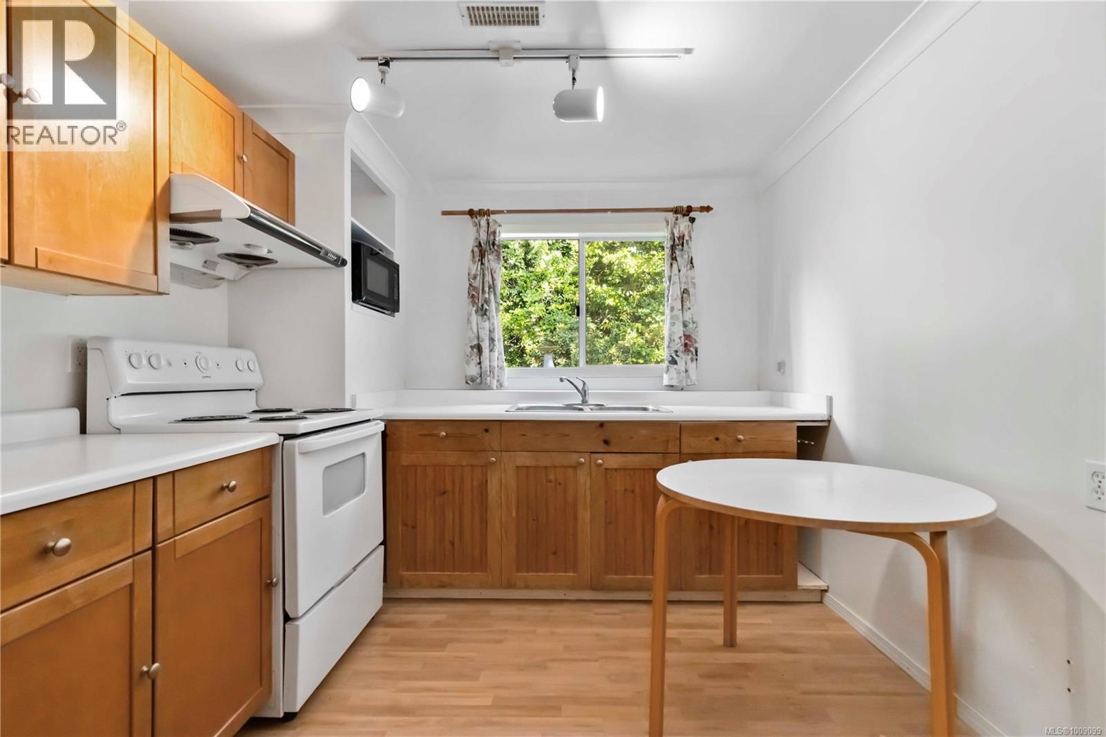 Photo 38 of 1748 Llandaff Pl, Saanich BC