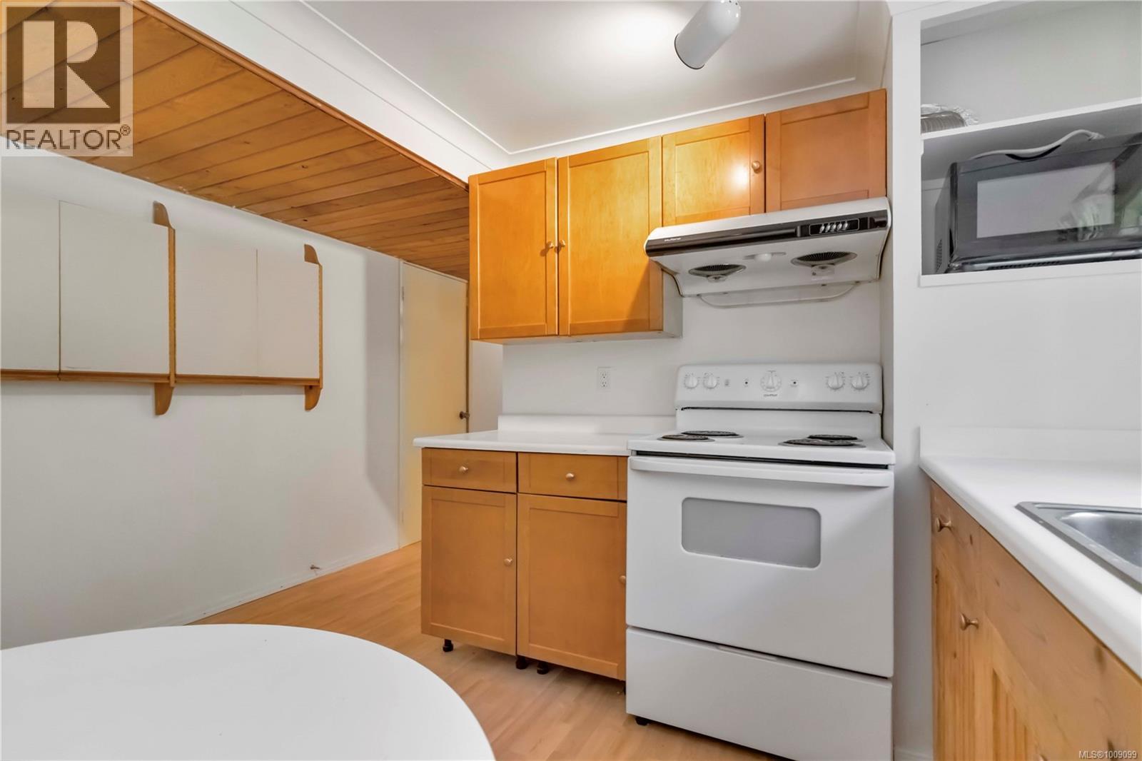 Photo 39 of 1748 Llandaff Pl, Saanich BC