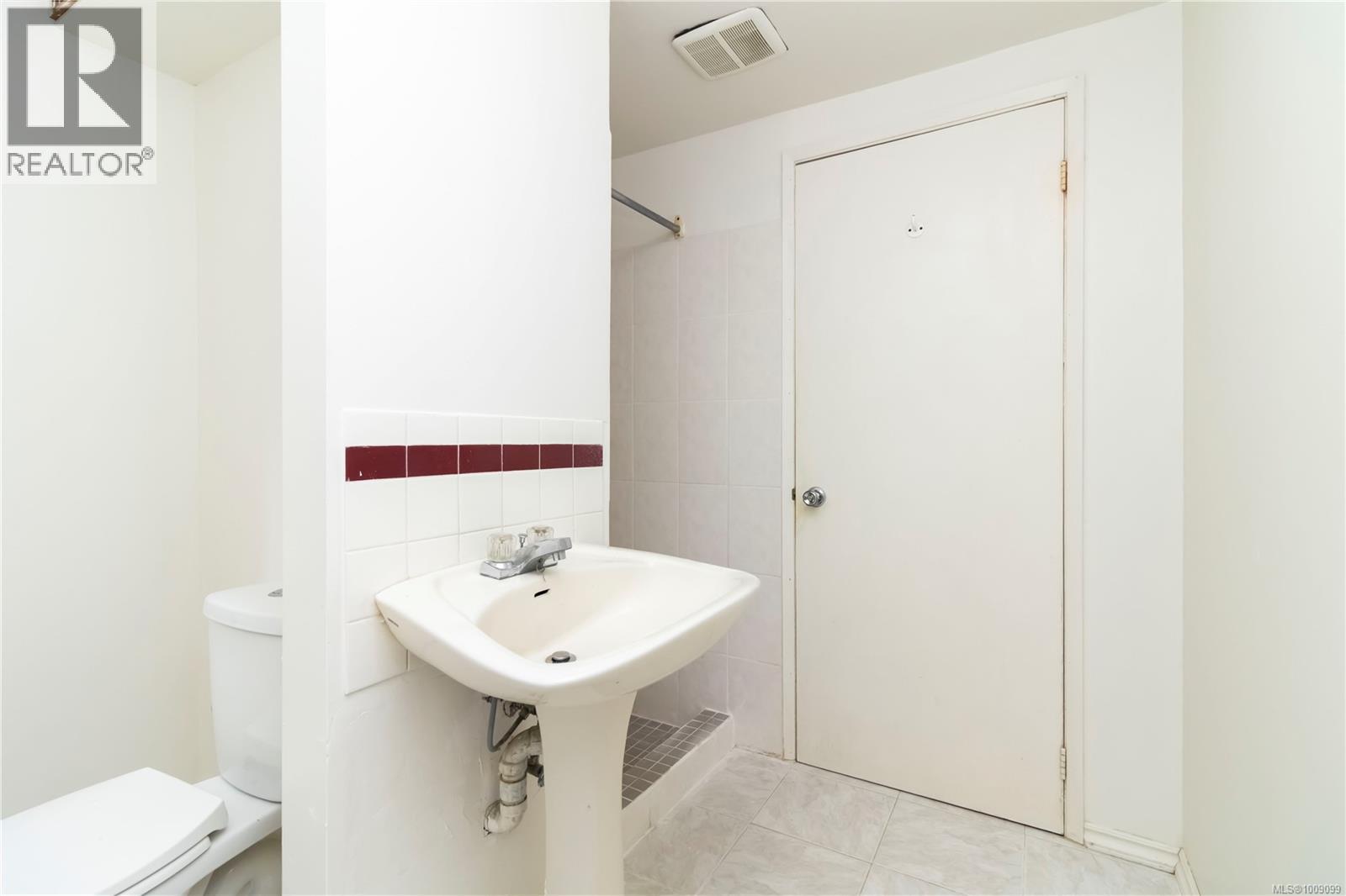 Photo 43 of 1748 Llandaff Pl, Saanich BC