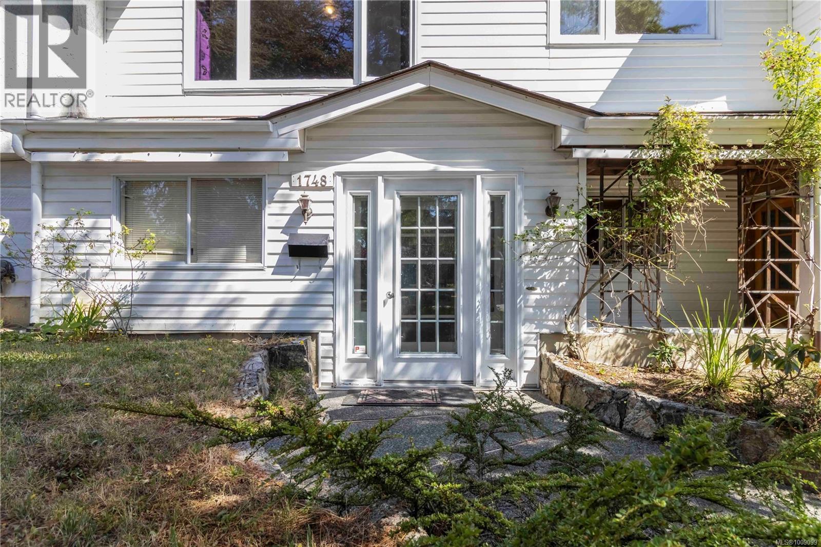 Photo 5 of 1748 Llandaff Pl, Saanich BC