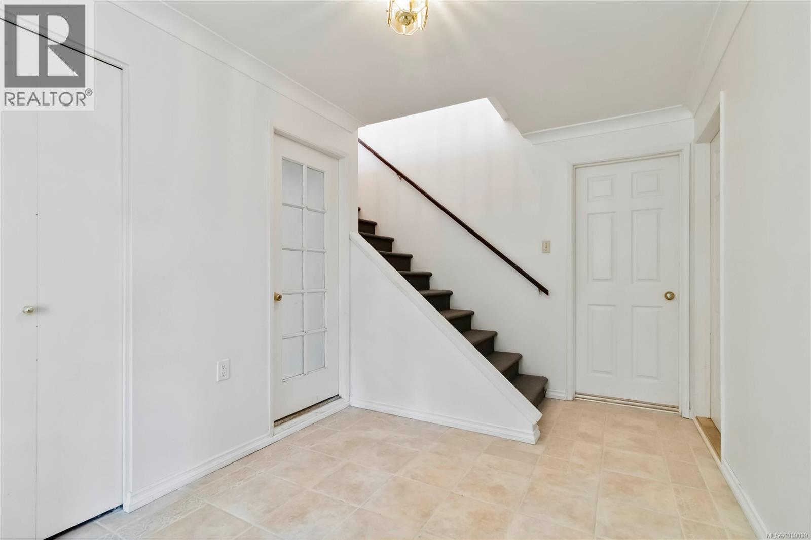 Photo 7 of 1748 Llandaff Pl, Saanich BC