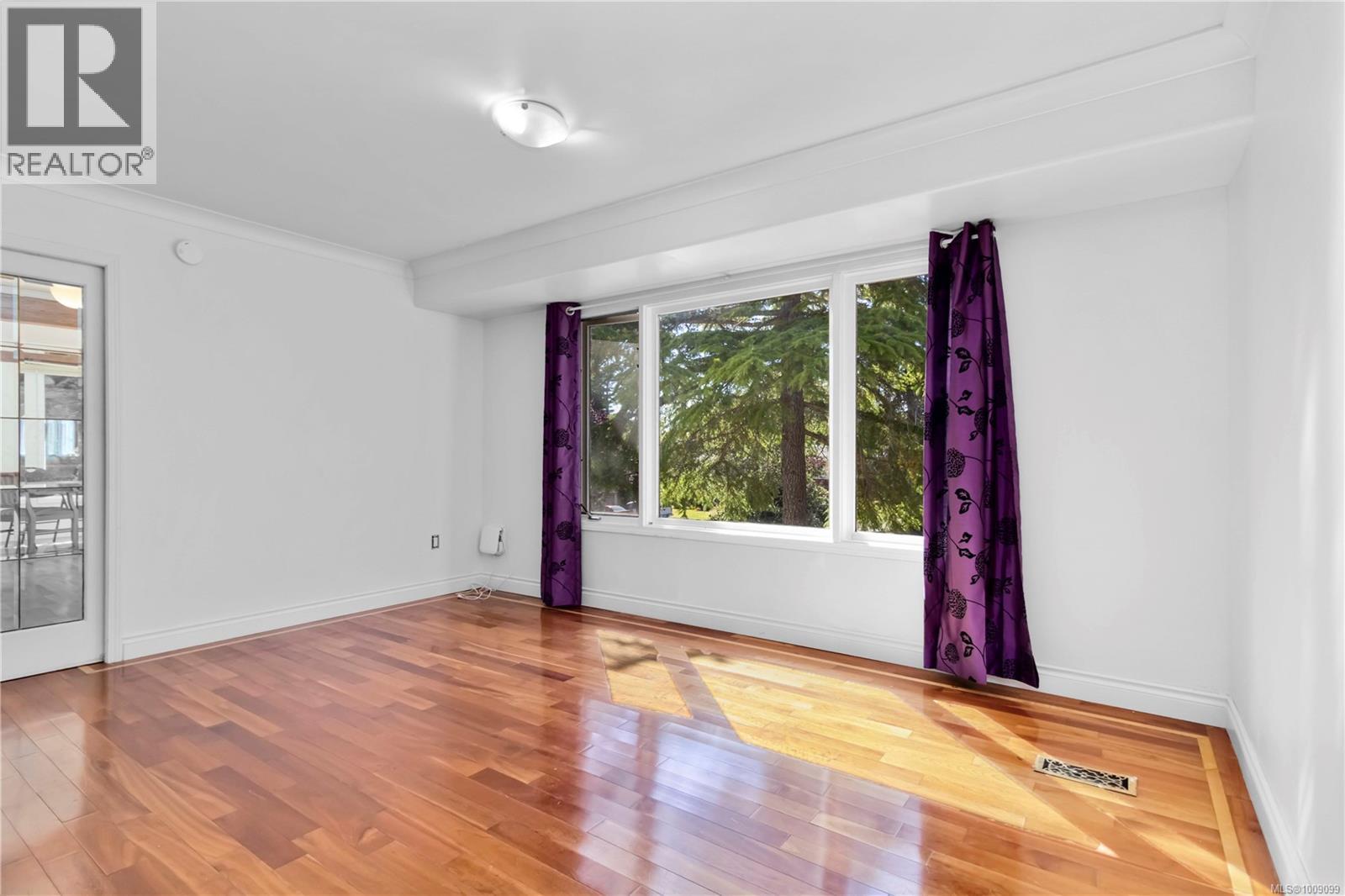 Photo 8 of 1748 Llandaff Pl, Saanich BC