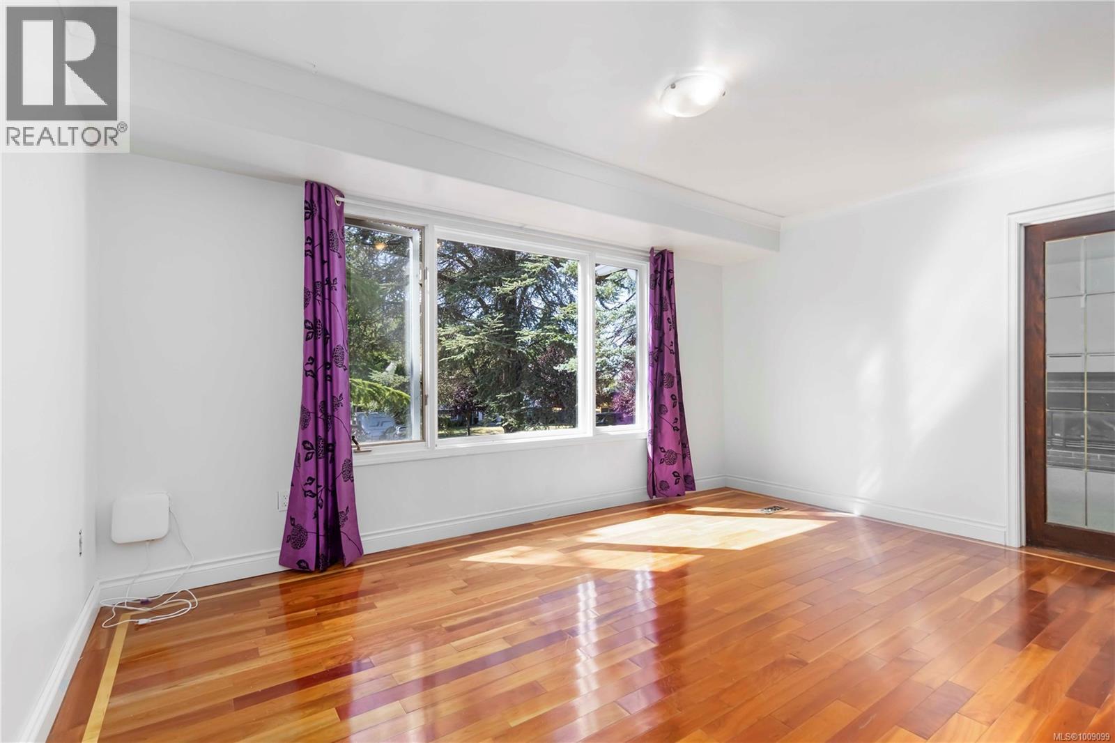 Photo 9 of 1748 Llandaff Pl, Saanich BC