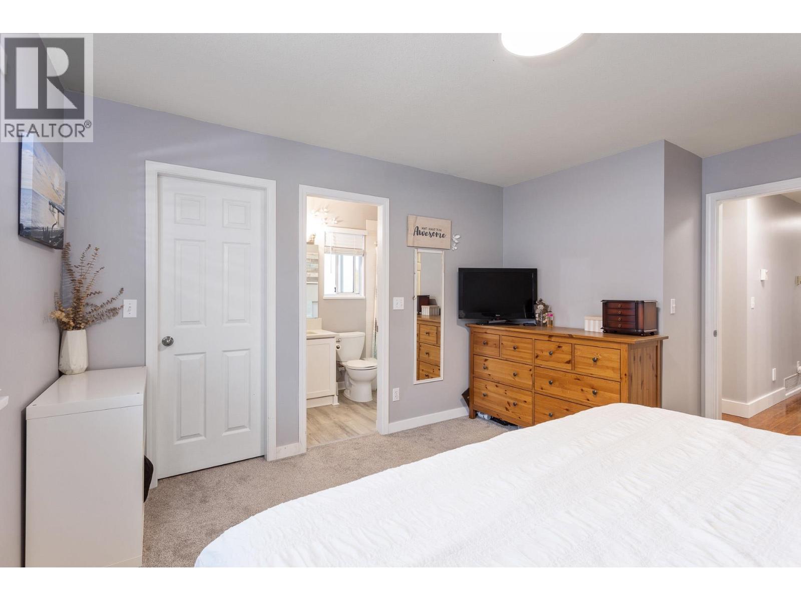 Photo 2 of 2230 Hawthorne Avenue, Port Coquitlam BC