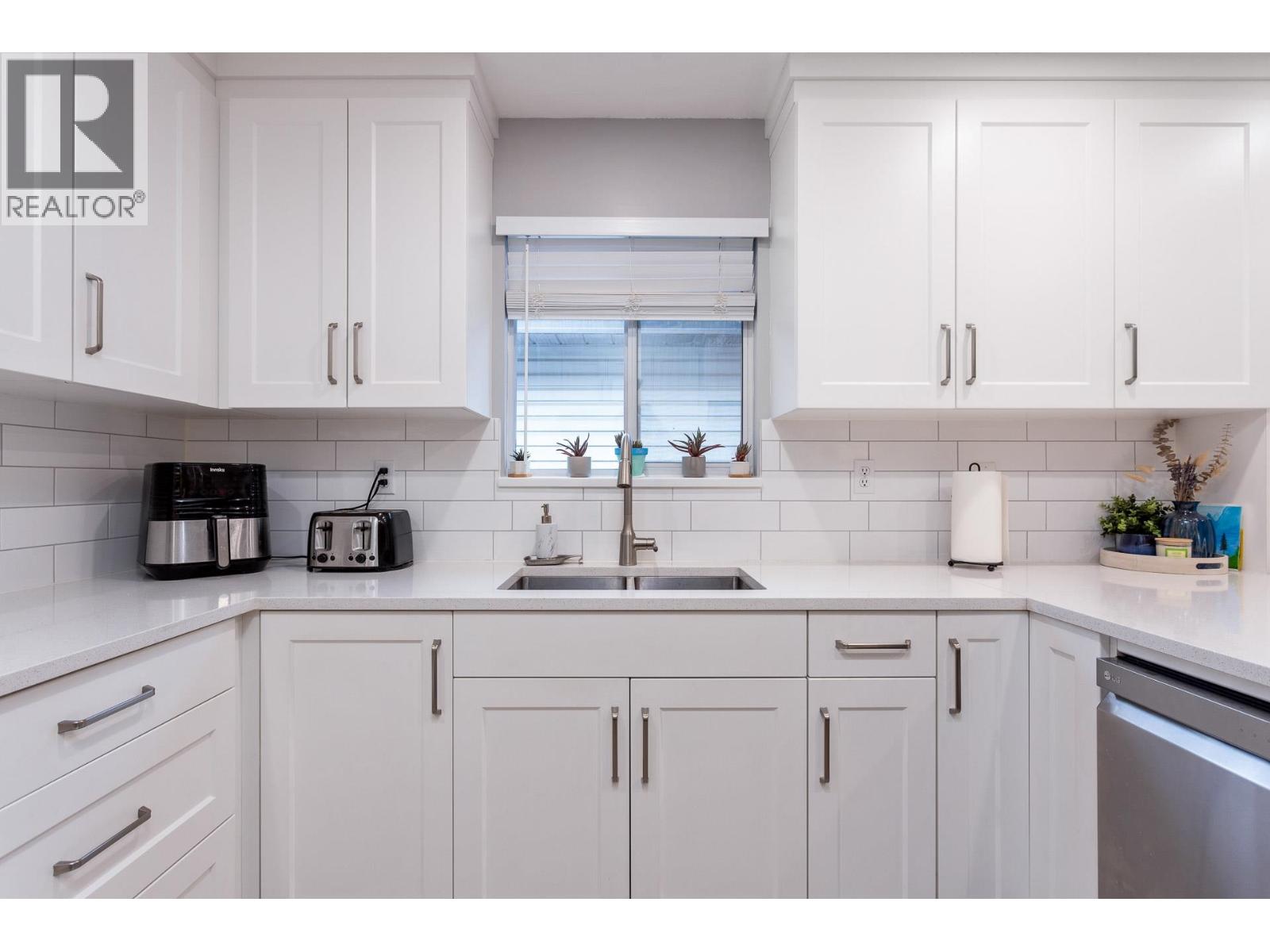 Photo 13 of 2230 Hawthorne Avenue, Port Coquitlam BC