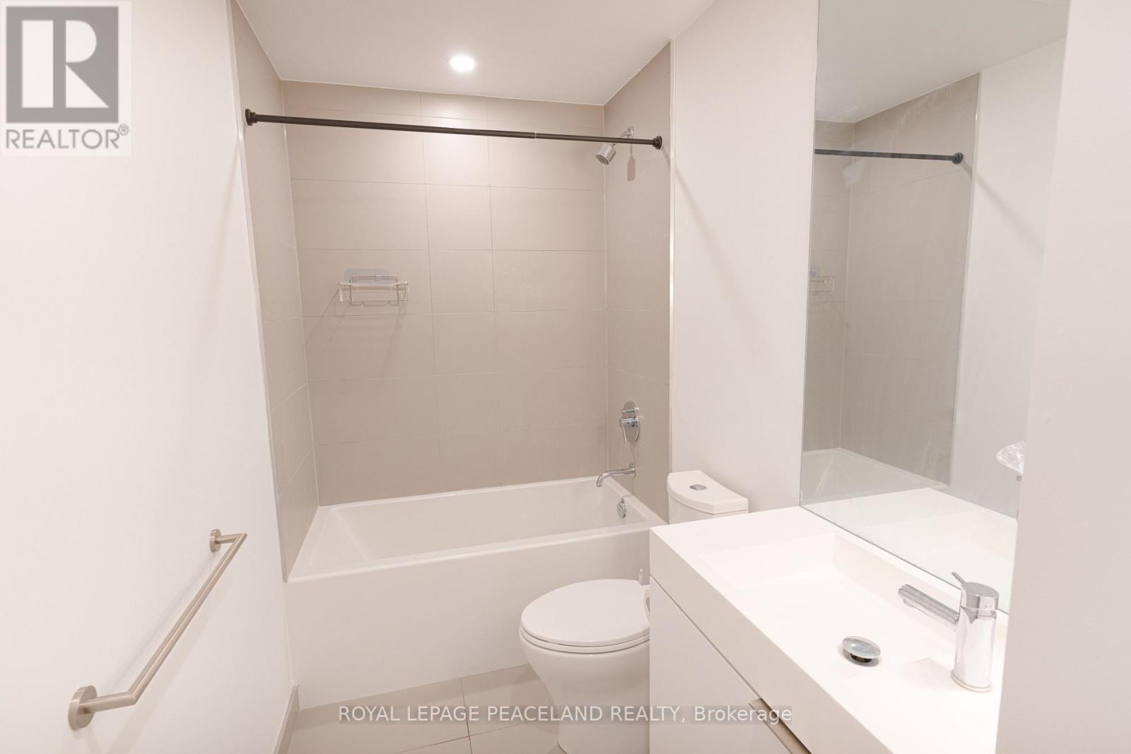 Photo 5 of 2511 33 Helendale Avenue, Toronto ON
