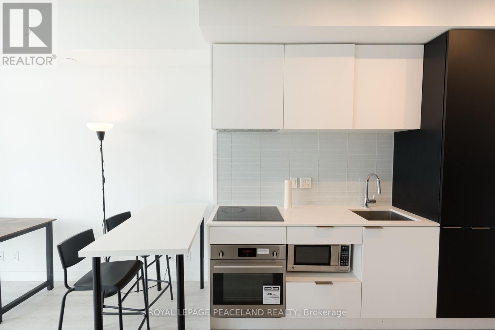 Photo 8 of 2511 33 Helendale Avenue, Toronto ON
