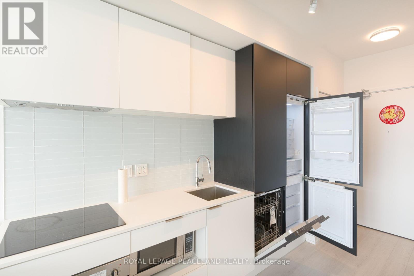 Photo 3 of 2511 33 Helendale Avenue, Toronto ON