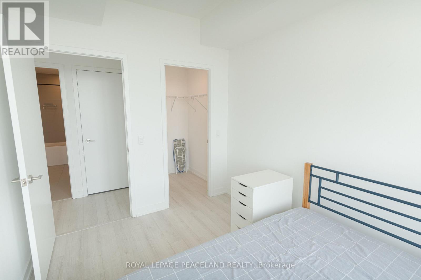 Photo 4 of 2511 33 Helendale Avenue, Toronto ON