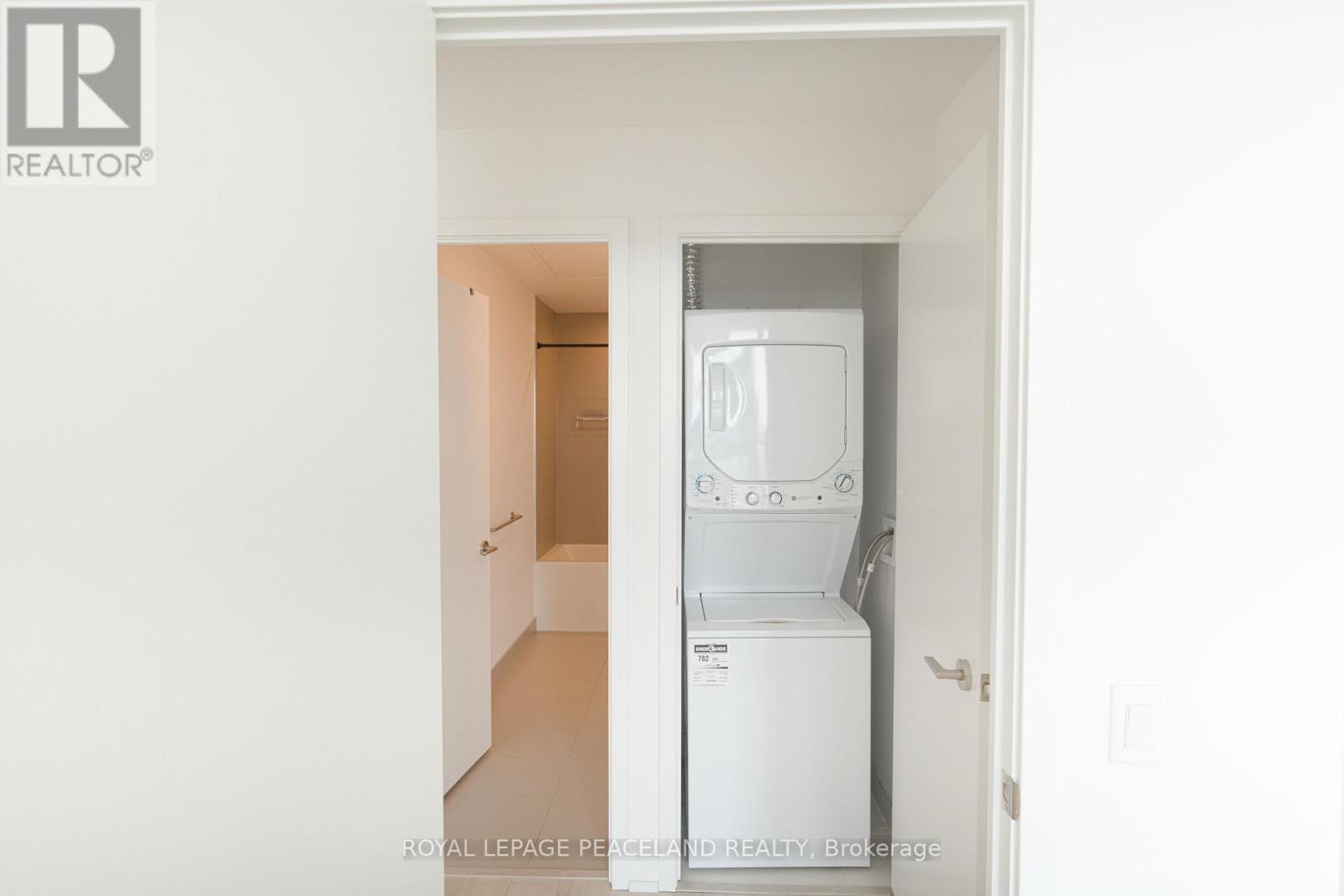 Photo 12 of 2511 33 Helendale Avenue, Toronto ON