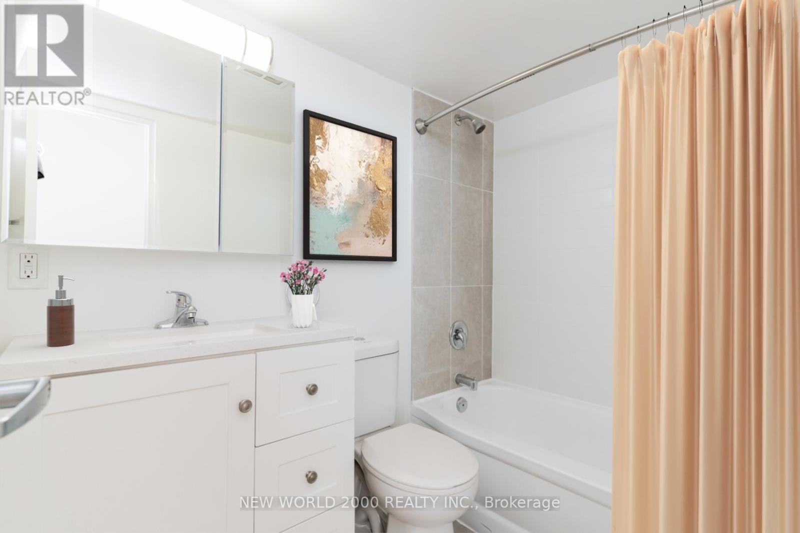 Photo 4 of 908 485 Eglinton Avenue E, Toronto ON