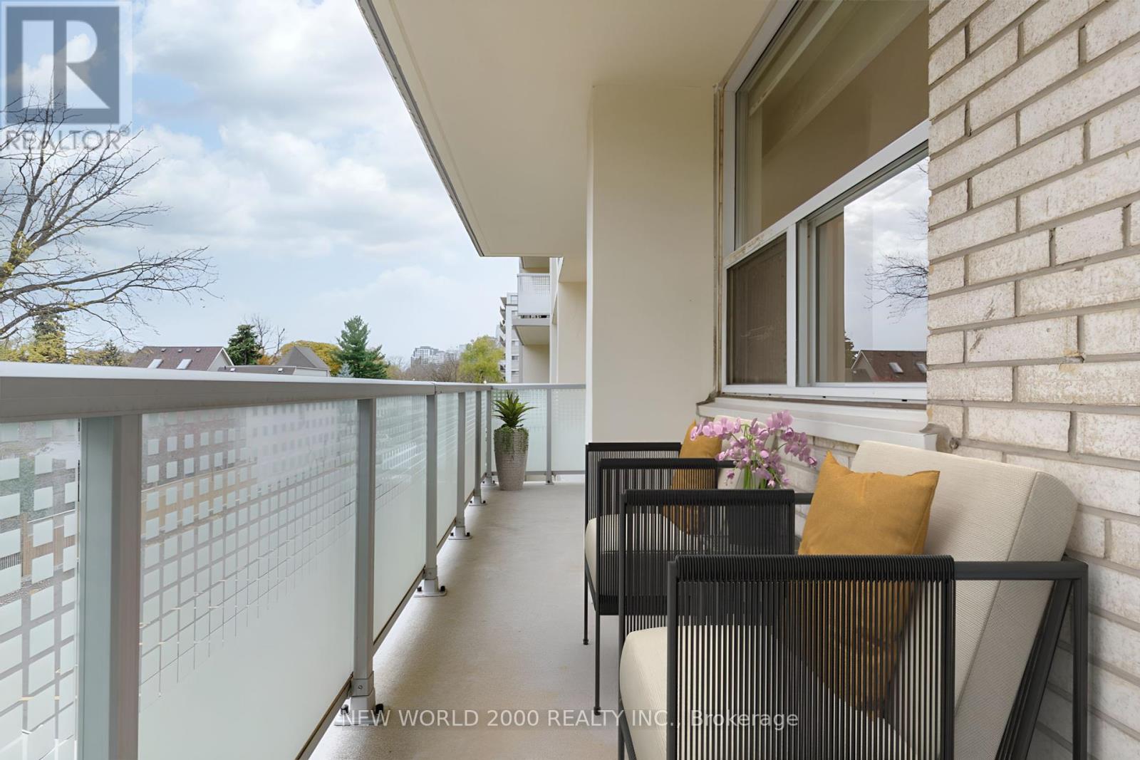 Photo 6 of 908 485 Eglinton Avenue E, Toronto ON