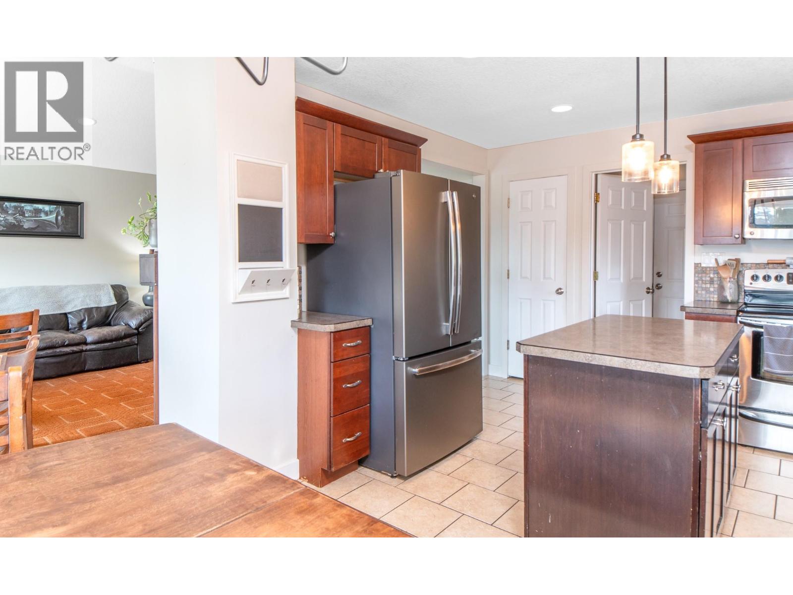 Photo 3 of 908 Purcell Crescent, Creston BC