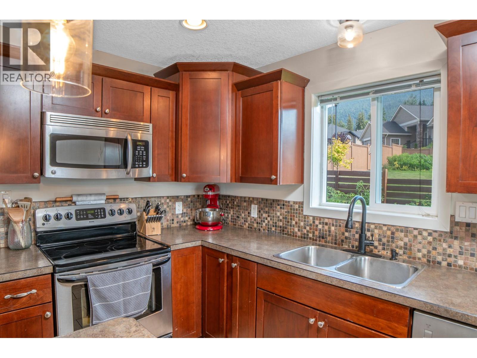 Photo 1 of 908 Purcell Crescent, Creston BC