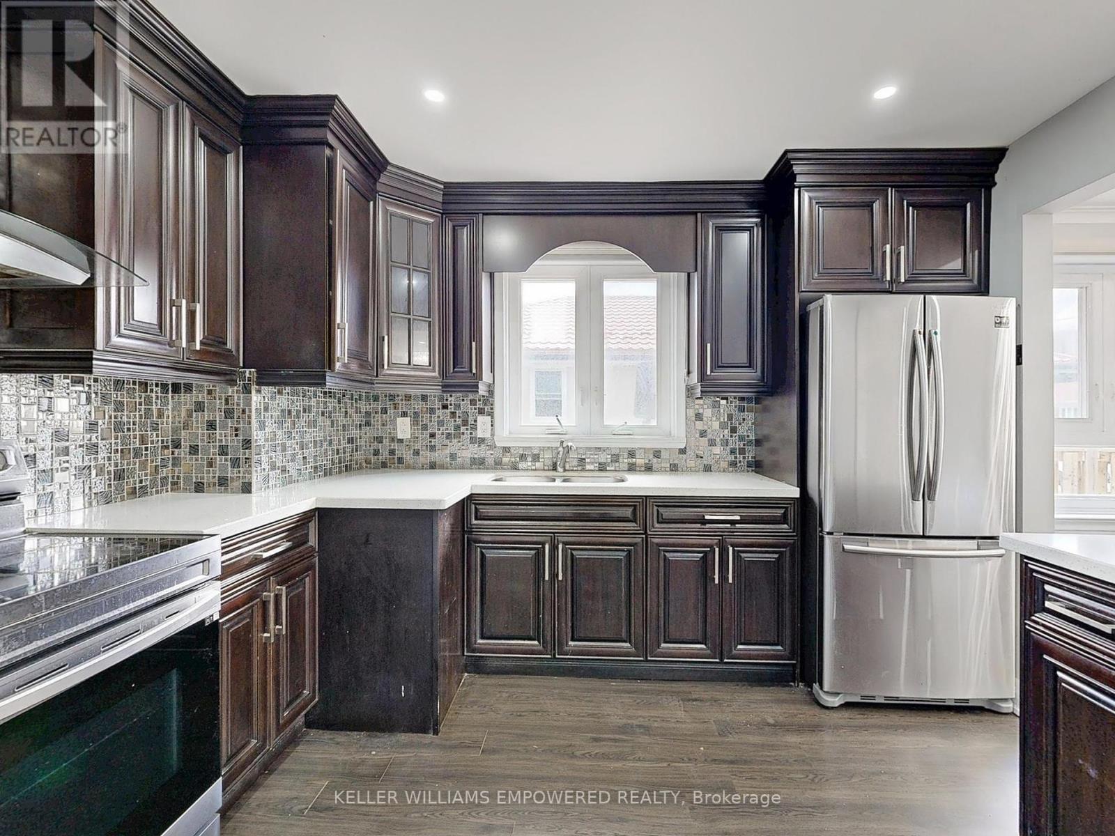 Photo 4 of 33 Rutledge Avenue, Toronto ON
