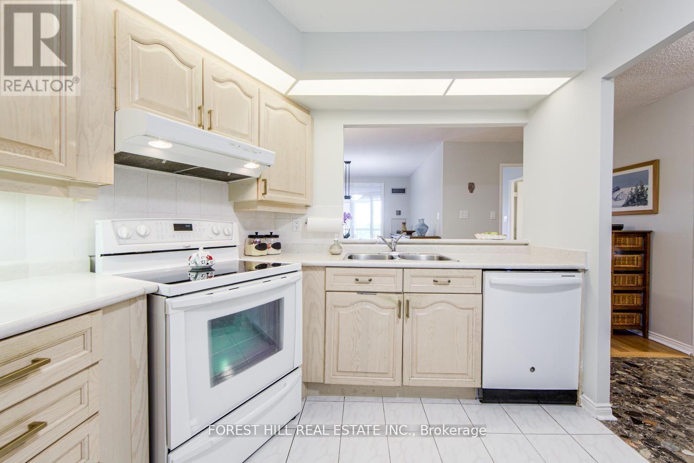 Photo 10 of 717 10 Guildwood Parkway, Toronto ON