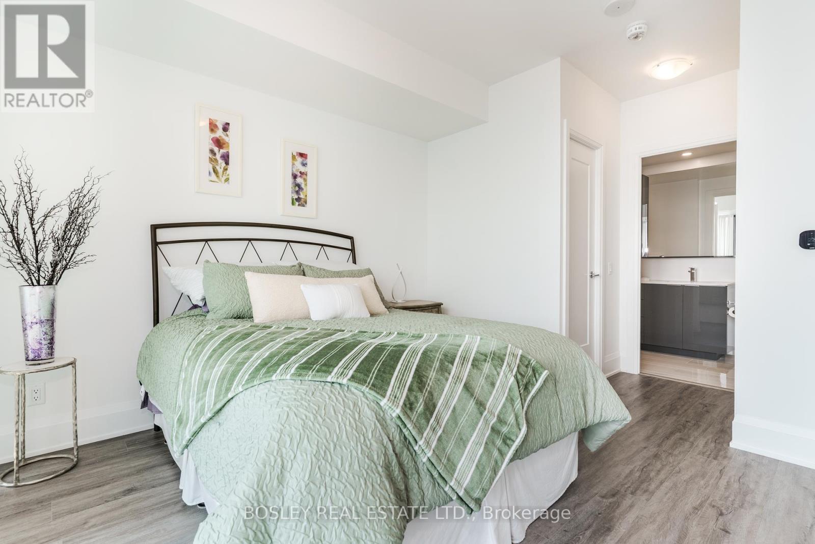 Photo 4 of 5104 70 Annie Craig Drive, Toronto ON