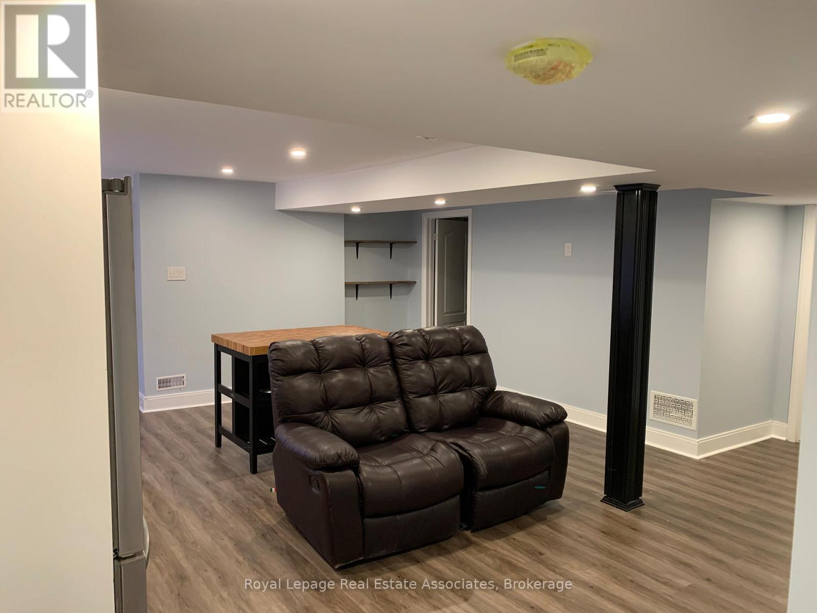 Photo 11 of Lower 114 Sail Crescent, Vaughan ON